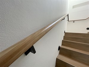 Dřevěné madla, prášková barva držáků